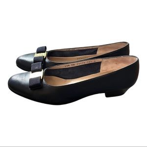 Salvatore Ferragamo - Navy Blue Flats with gold buckle. Vintage | size 10.5